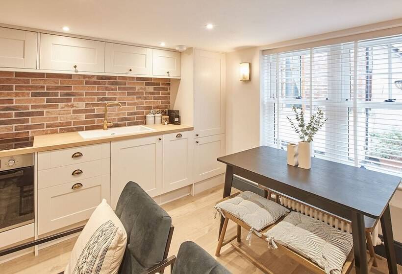 Host & Stay   Grumbles Cottage