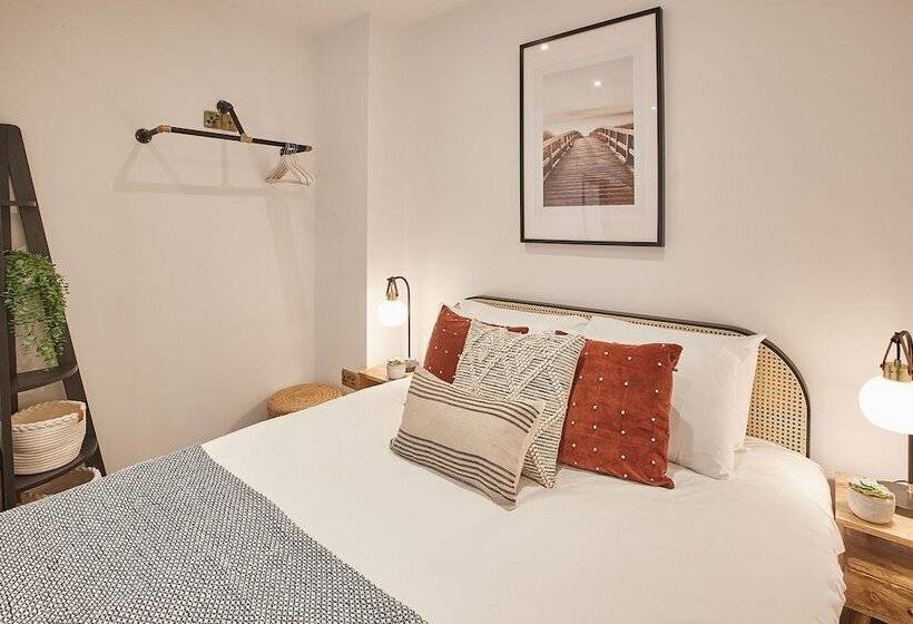 Host & Stay   Grumbles Cottage