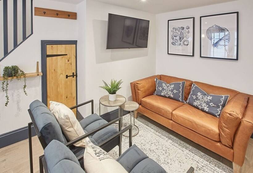 Host & Stay   Grumbles Cottage