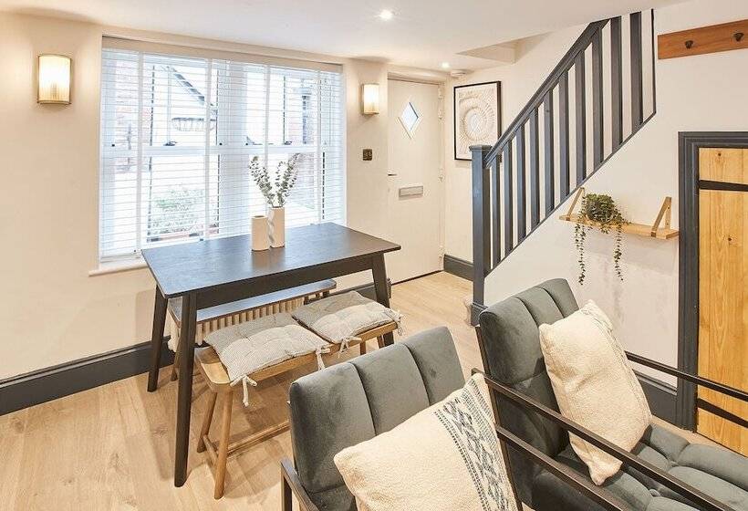 Host & Stay   Grumbles Cottage