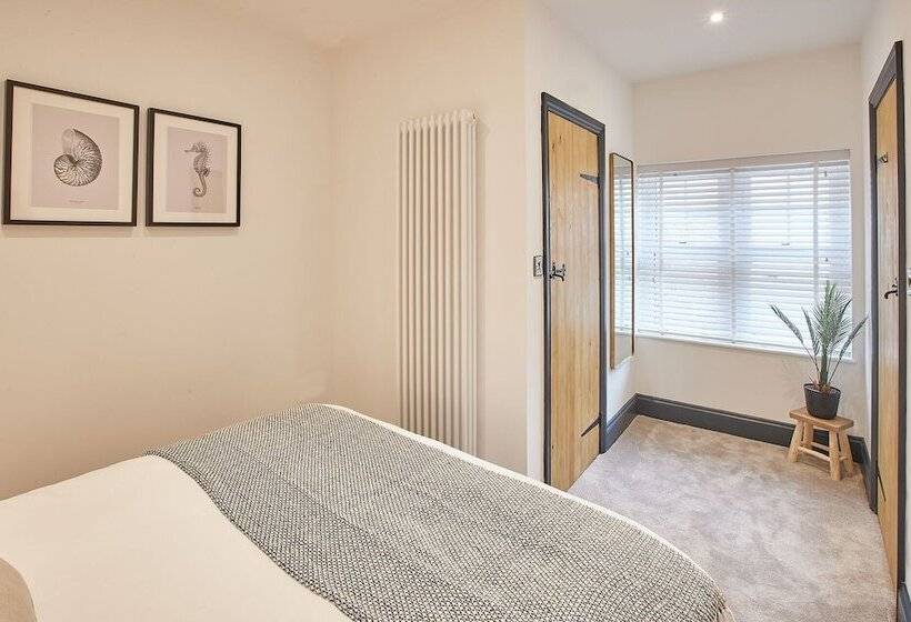 Host & Stay   Grumbles Cottage