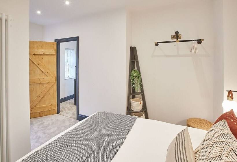 Host & Stay   Grumbles Cottage