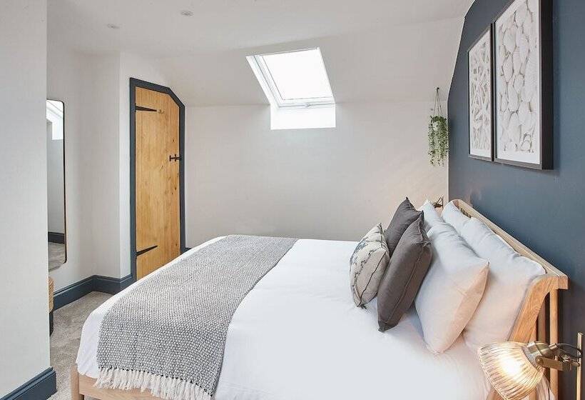 Host & Stay   Grumbles Cottage