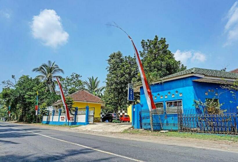 בית מלון כפרי Oyo 91573 Family Blitar