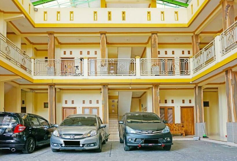 בית מלון כפרי Oyo 91580 Kost Bougenville Syariah