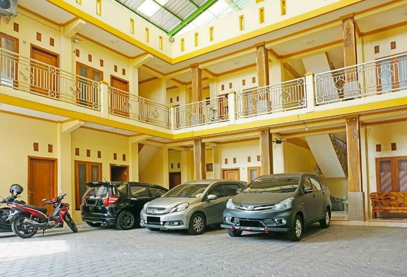 בית מלון כפרי Oyo 91580 Kost Bougenville Syariah