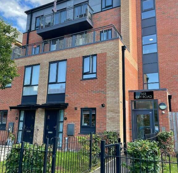 Luxury 2 Bedroom Service Apartment With Balcony