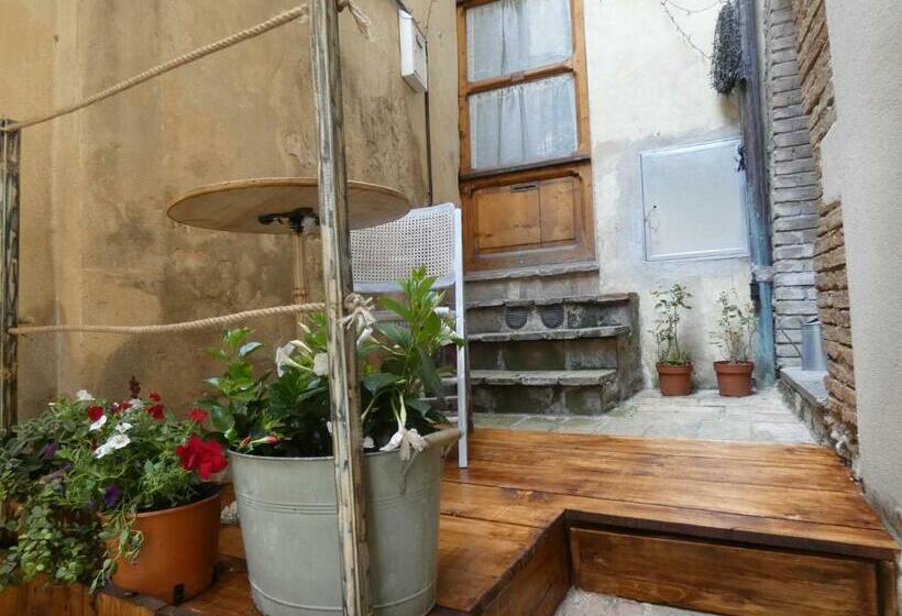 Scappo In Umbria, Nido Cruxburgi