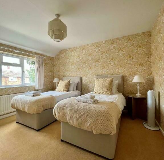 Modern 3 Bed House With Garden And Parking