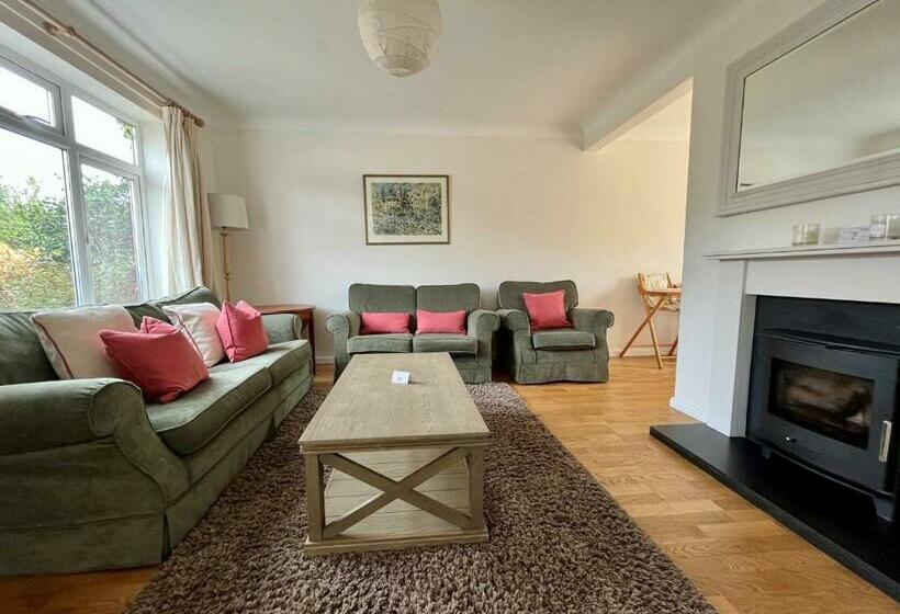 Modern 3 Bed House With Garden And Parking