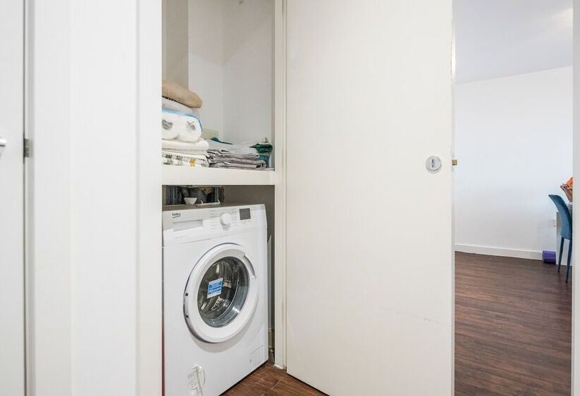 2 Bed Apartment Near Basildon Train Station