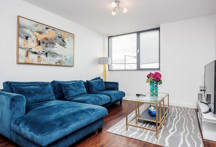 2 Bed Apartment Near Basildon Train Station