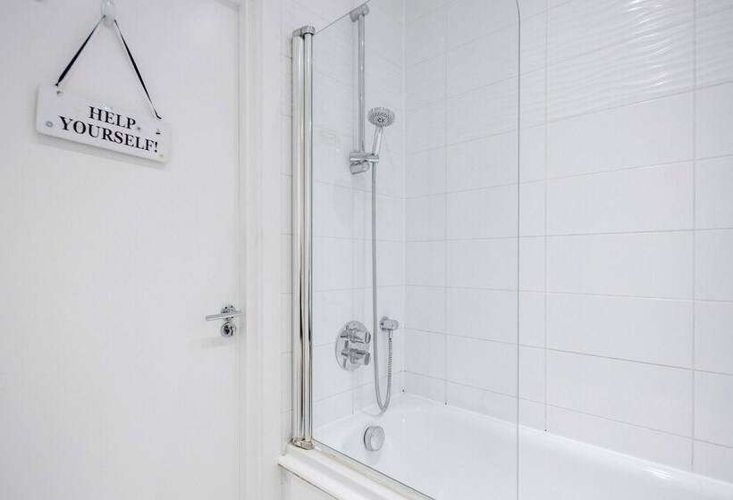 2 Bed Apartment Near Basildon Train Station