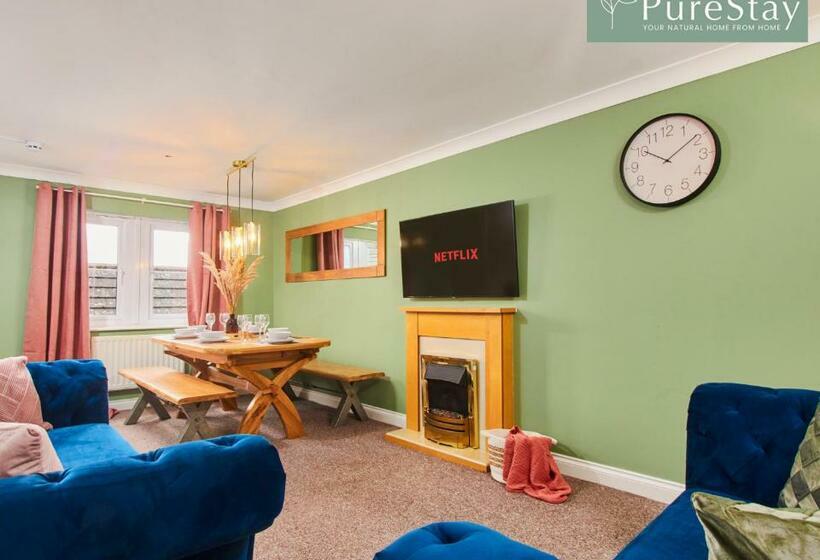 Stunning 6 Bedroom House In Nantwich With Parking & Free Wi Fi By Purestay Short Lets