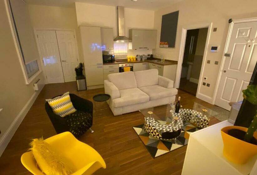 Deluxe High Street Apartment