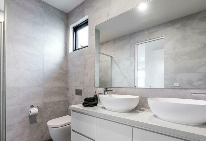 Luxury On Bayview Wifi Linen Included