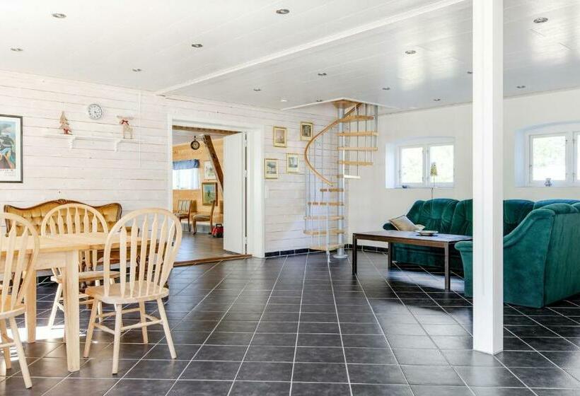 Mobile Home In Sjoared