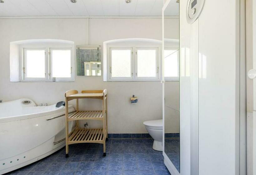 Mobile Home In Sjoared