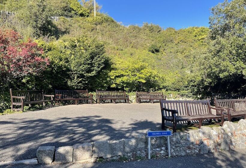 Spacious 2 Bed Apartment With Free Parking