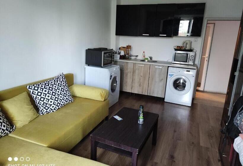 тристаен апартамент в центъра на град бургас