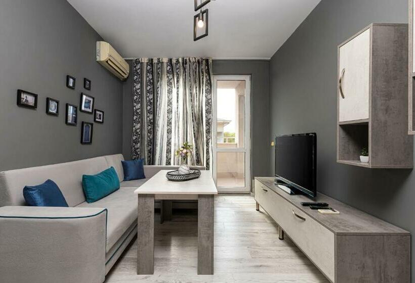 Modernly Designed 1bd Apartment With A Nice Terrace