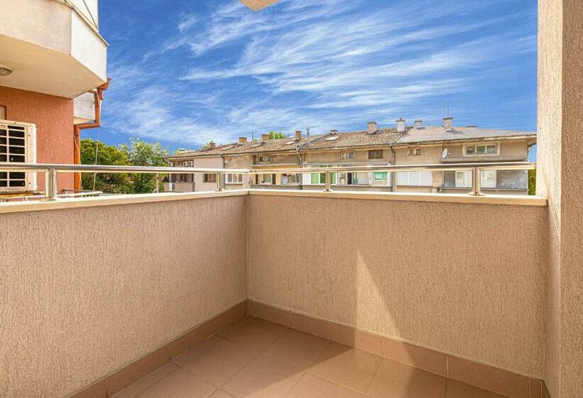 Modernly Designed 1bd Apartment With A Nice Terrace