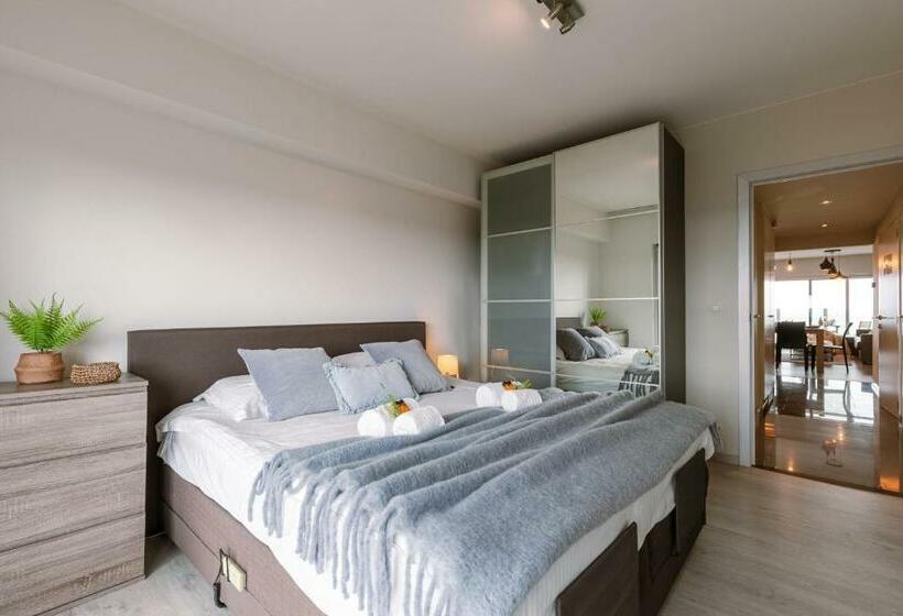 Spacious And Bright Apartment With Terrace Beach View