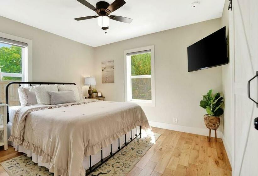 Stylish Luxury Home Near The Beach & Downtown