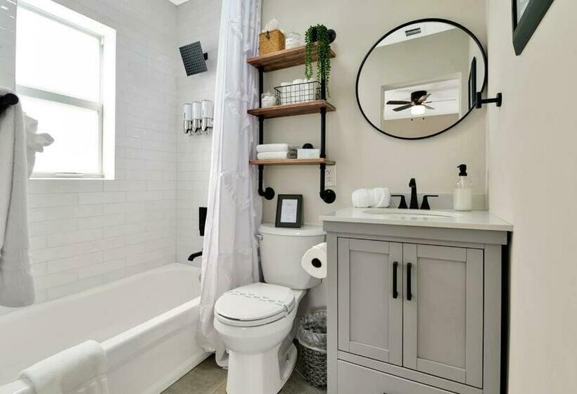 Stylish Luxury Home Near The Beach & Downtown