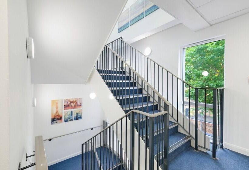 Town Center 2 Bed Serviced Apartment 08 With Parking, Surbiton By 360stays