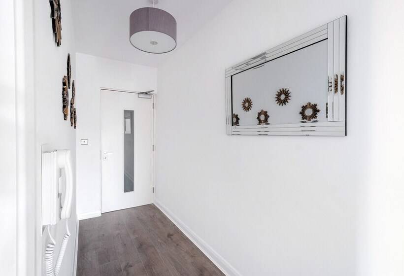 Town Center 2 Bed Serviced Apartment 08 With Parking, Surbiton By 360stays