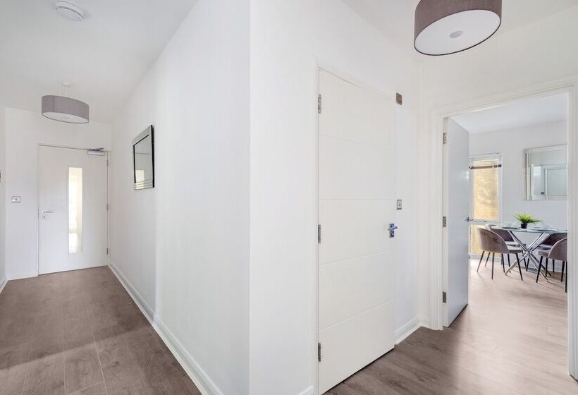 Town Center 2 Bed Serviced Apartment 08 With Parking, Surbiton By 360stays