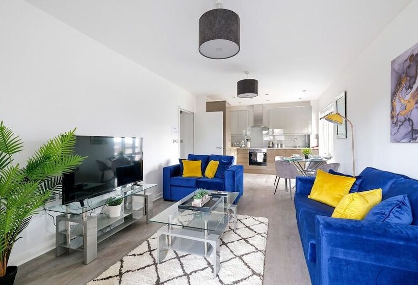 Town Center 2 Bed Serviced Apartment 08 With Parking, Surbiton By 360stays