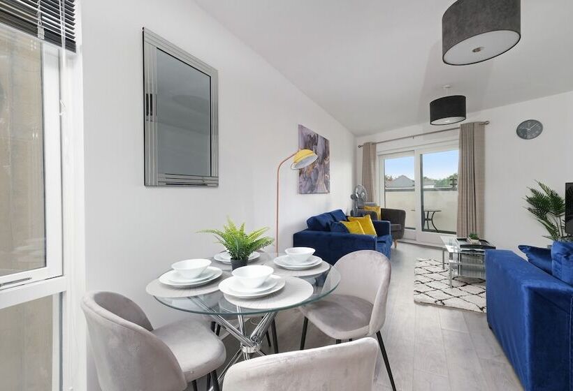 Town Center 2 Bed Serviced Apartment 08 With Parking, Surbiton By 360stays