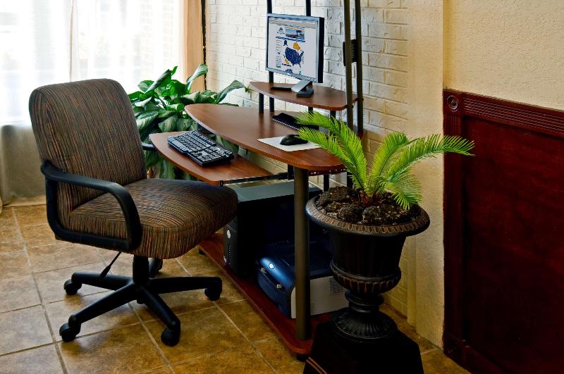 Отель Americas Best Value Inn & Suites Hesston