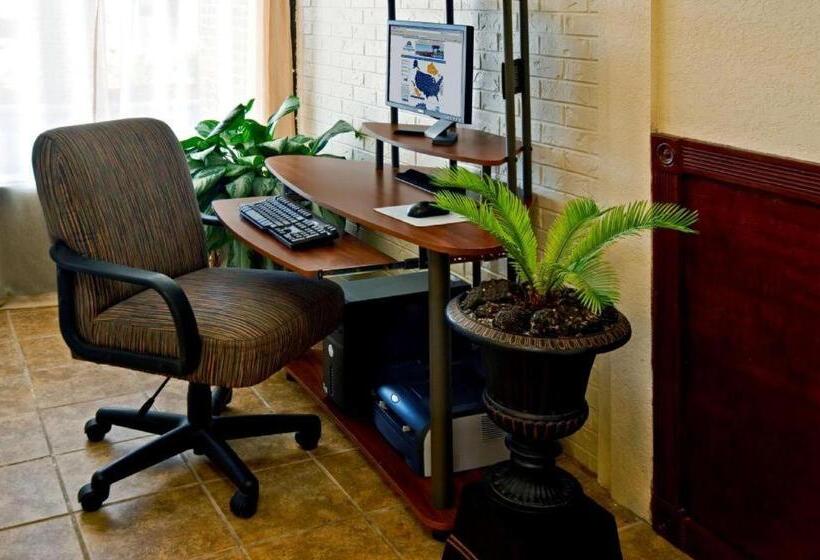 Отель Americas Best Value Inn & Suites Hesston