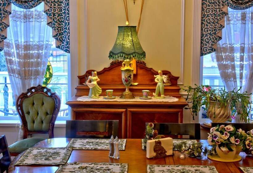 Отель Big Yellow Inn