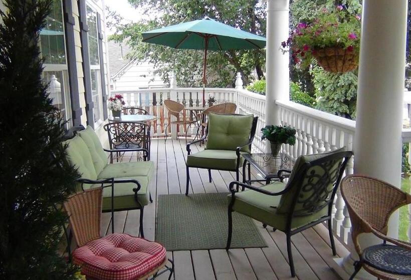 Отель Big Yellow Inn