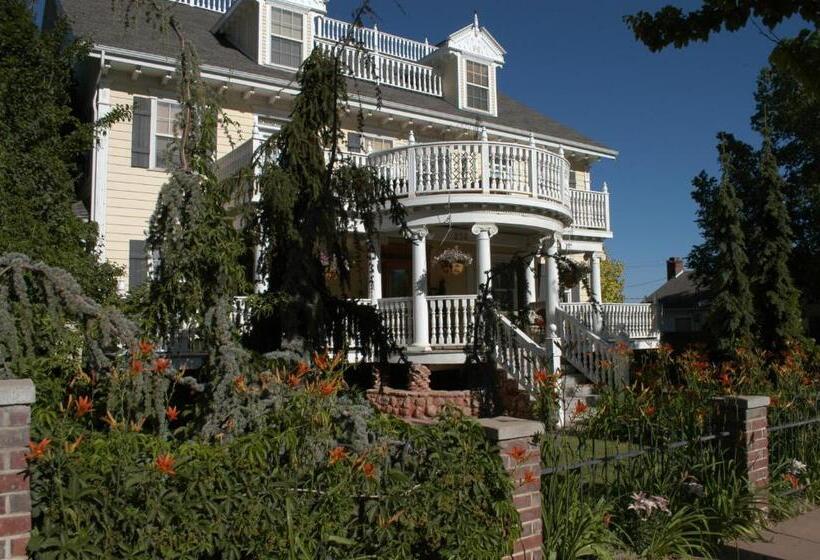 Отель Big Yellow Inn