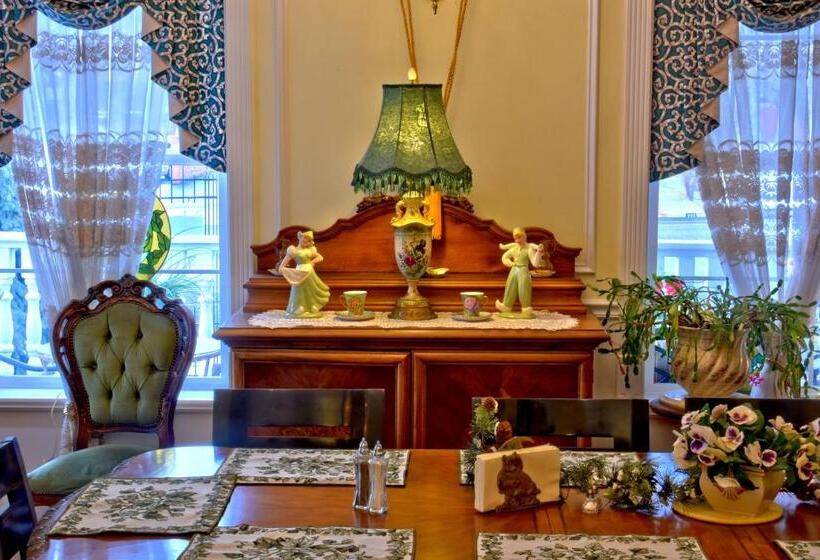 Отель Big Yellow Inn