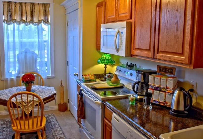 Отель Big Yellow Inn