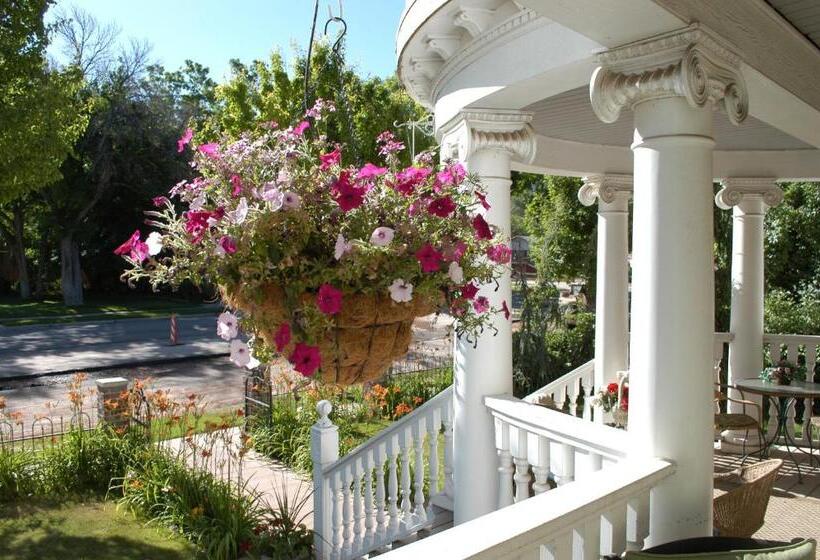 Отель Big Yellow Inn