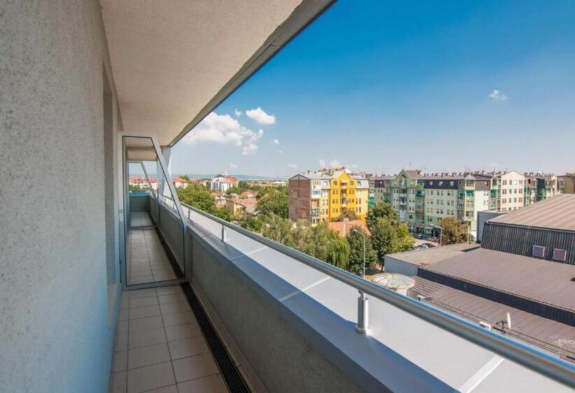 هتل Monogram Park