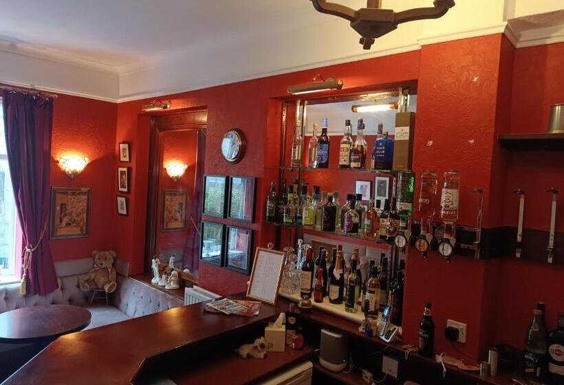 Отель The Outlook Scarborough