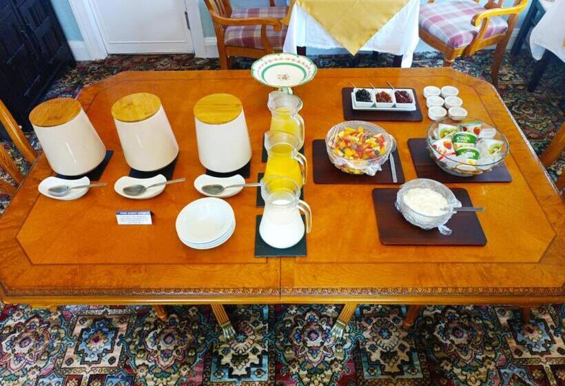 Отель The Outlook Scarborough