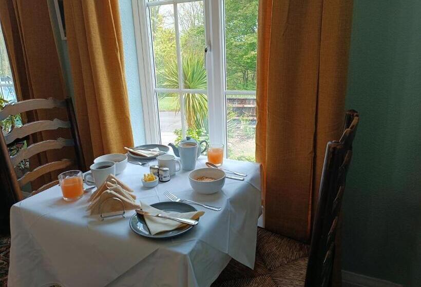 Отель The Outlook Scarborough