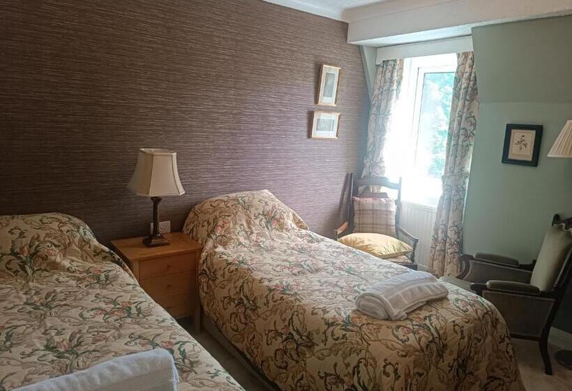 Отель The Outlook Scarborough