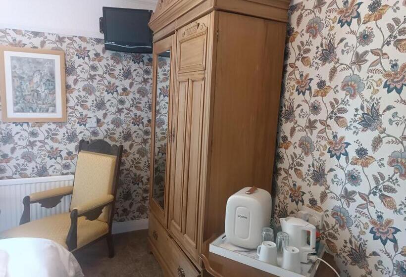 Отель The Outlook Scarborough