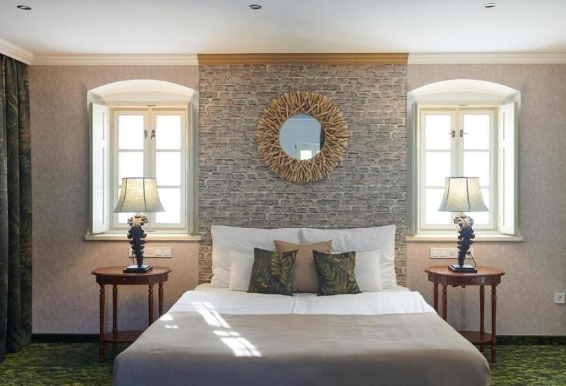 ホテル Platan Udvarhaz