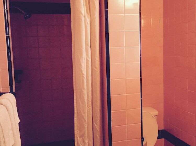 فندق Red Carpet Inn Brooklawn